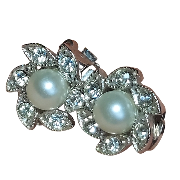 Vintage Eisenberg Ice Pearl Rhinestone Flower in Silver Stunning Clip On Earring - Picture 1 of 14